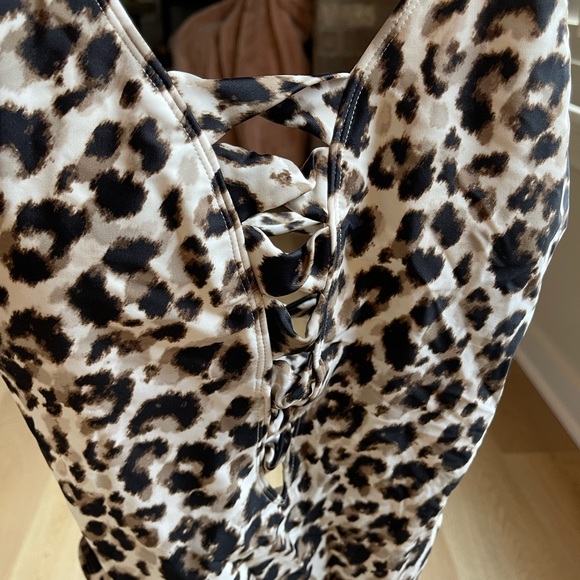 Bleu By Rod Beattie Lace Down One-Piece Swimsuit in Animal Print SZ 8 - Picture 2 of 6